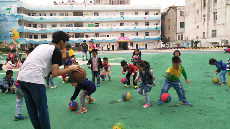 市幼儿园在大班开设篮球课