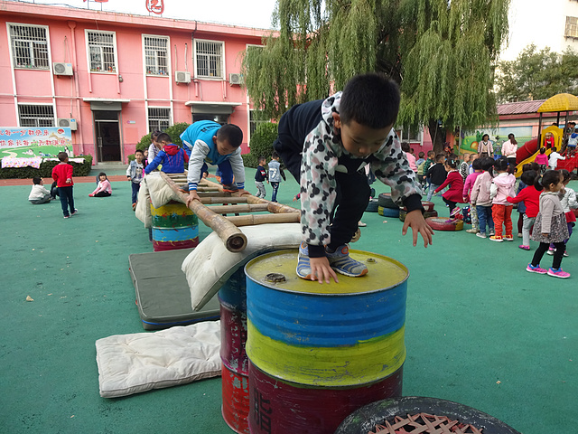 为丰富幼儿的户外游戏,增强幼儿体质,幼儿园利用废弃油桶制作户外