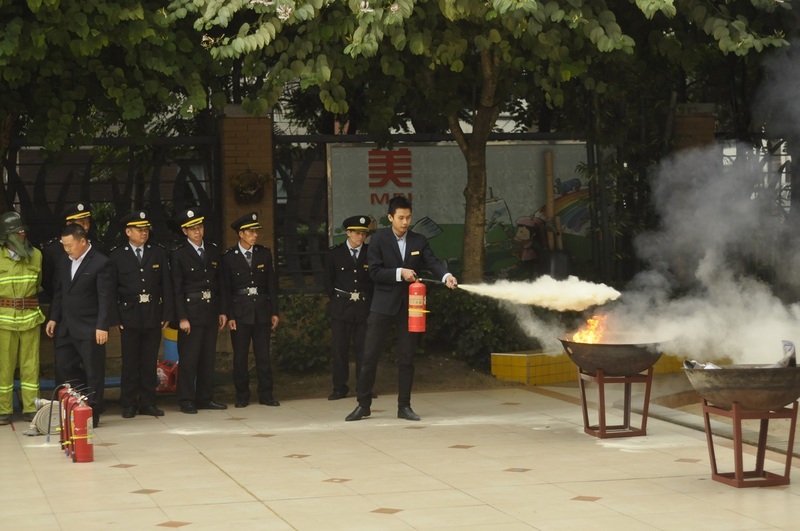 10:10分B 老师和物业保安叔叔们开始现场示范干粉灭火器的使用方法32.jpg 10:10分B 老师和物业保安叔叔们开始现场示范干粉灭火器的使用方法32.jpg
