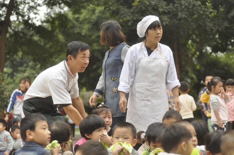9:51 发现厨房的伯伯和阿姨也撤离好了,在操场上帮忙照看孩子19.jpg 9:51 发现厨房的伯伯和阿姨也撤离好了,在操场上帮忙照看孩子19.jpg