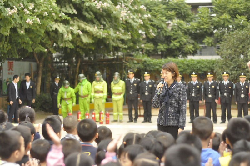 9:58分A,各班清点完毕,李园长开始总结表扬本次的火灾撤离演习情况23.jpg 9:58分A,各班清点完毕,李园长开始总结表扬本次的火灾撤离演习情况23.jpg