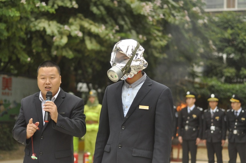 10:04,融侨物业保安队长叔叔在为大家介绍防毒面具的使用方法,并演示。27.jpg 10:04,融侨物业保安队长叔叔在为大家介绍防毒面具的使用方法,并演示。27.jpg