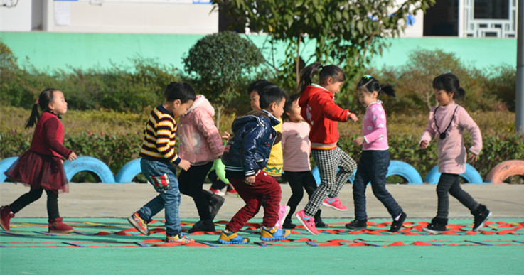 麻城市幼儿园户外混龄体育活动写真