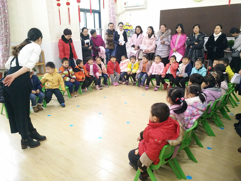 小二班小手背背后.jpg 小二班小手背背后.jpg