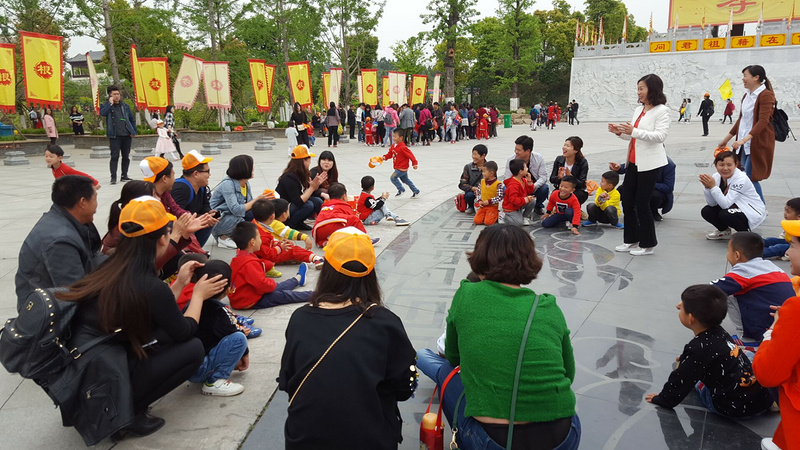 猜成语有一个小女孩在看书_看图猜成语(3)