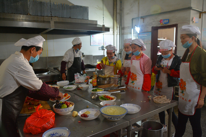 麻城市幼儿园青年教师与食堂厨师厨艺大比拼纪实