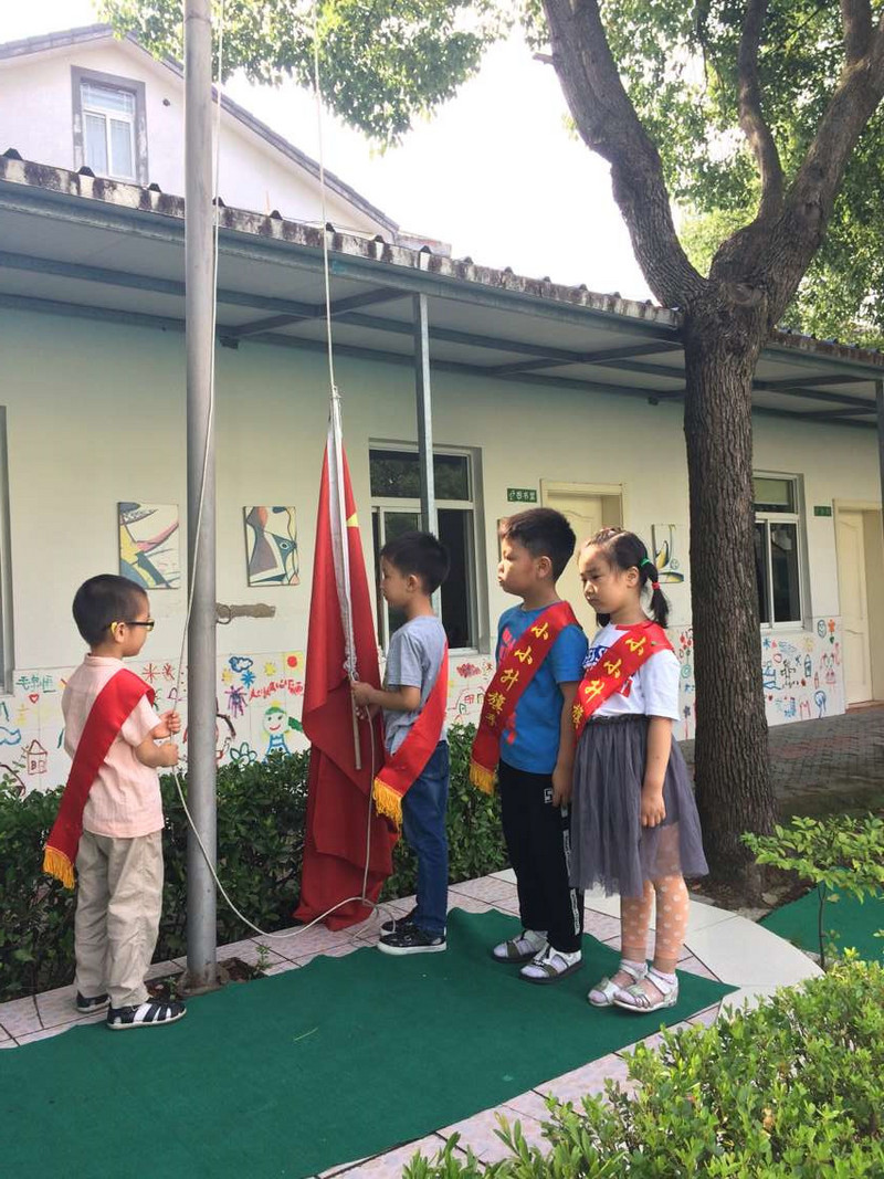 大(3)班 尤致研:致研经过两年的幼儿园生活,变得越来越活泼开朗了,能和班级很多孩子一起玩了,拥有了很多好朋友;在学习上,也自信了很多,上课能开动脑筋,积极发言了,现在画画方面也很不错哦!本学期努力学会了跳绳,写字做数学越来越棒,希望早日成为一名优秀的小学生! 李乐:李乐是一个活泼可爱的孩子,上课时积极动脑,踊跃发言;遇到不会的事情他总是能坚持练习,直到做得很好;平时喜欢表演,唱歌跳舞都很好,还是个很棒的小主持人呢!就要成为小学生了,老师希望李乐做事能再细致一些,早日成为一名优秀的小学生! 中(3)班