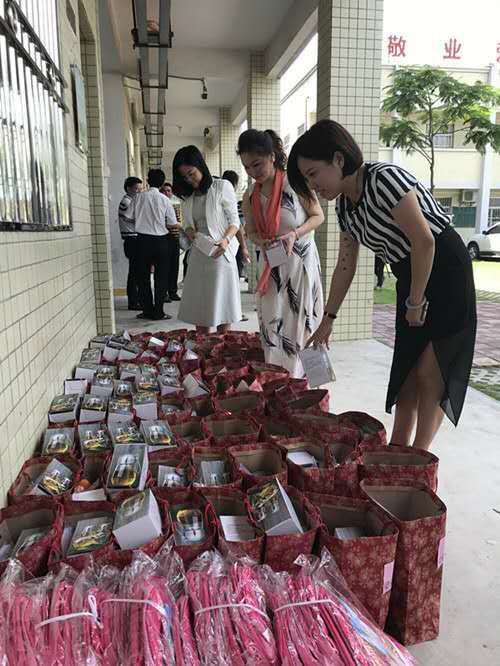 上百份精美礼品送给梁化镇黎光小学的困境儿童