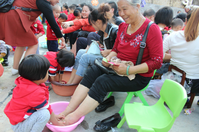 "爷爷奶奶,让我给你洗洗脚吧!"重阳节亲子活动