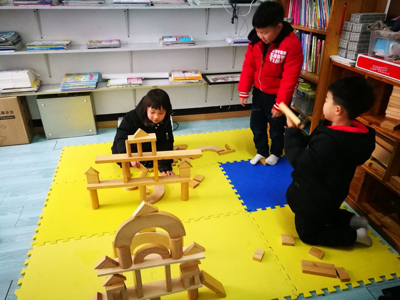 幼兒的生活里有著各種各樣有關房子的經驗。他們每天從家庭居住的平房或高樓走出來,走進充滿著歡樂的幼兒園的房子;他們經常跟隨父母到商場去購物,到劇院去看演出;他們也常常去體育場館運動、看比賽。。。面對許許多多外觀、功能不同的房子,幼兒可能會產生無限的聯想:房子是什么人建造的?是用什么工具和材料造出來?除了身邊可以看到的房子,還有哪些特別的房子呢?如果沒有房子,我們的生活將會變成什么樣呢?如果由我來搭建,會造一棟什么樣的房子呢?2月底大班的孩子們進入了蓋房子這一主題,觀察房子的外形和結構;考察各種房子相同和相