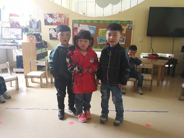 了部分小朋友给朵朵说了祝福的话;最后,我们一起分享零食,进行合照留念。三、花生哥哥来啦! 4月17日