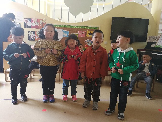 了部分小朋友给朵朵说了祝福的话;最后,我们一起分享零食,进行合照留念。三、花生哥哥来啦! 4月17日