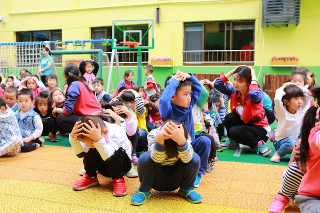 东关中心幼儿园开展"512"防灾减灾,防震疏散演习