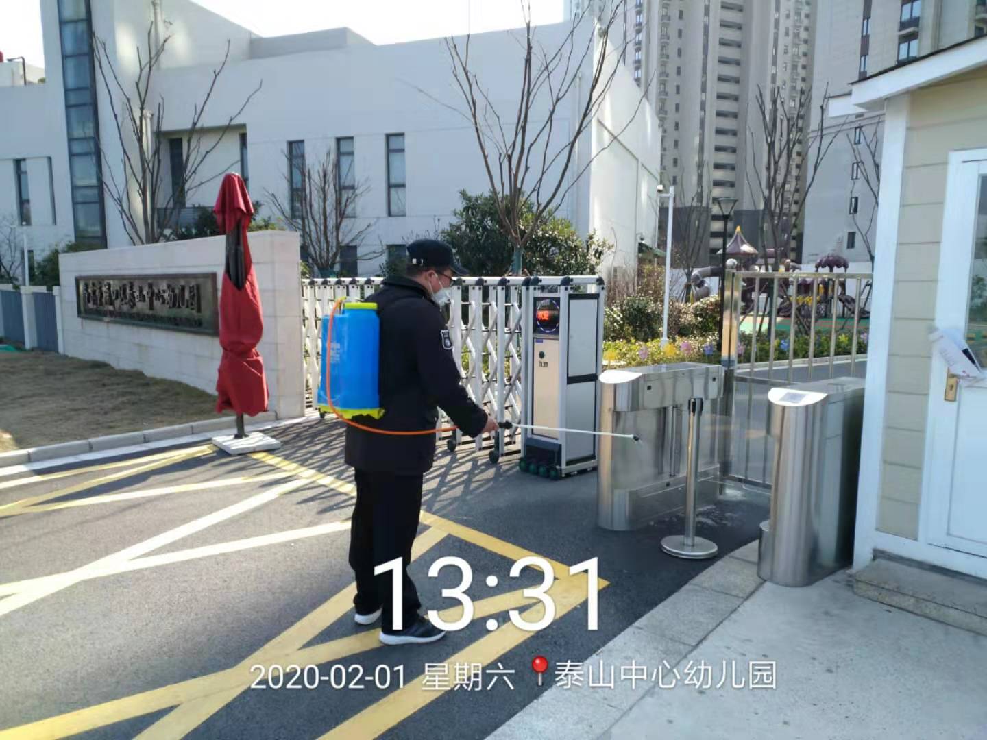 保安在园内进行消毒.jpg 保安在园内进行消毒.jpg