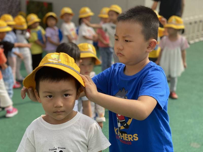 传递小黄帽,传递爱-泰山中心幼儿园